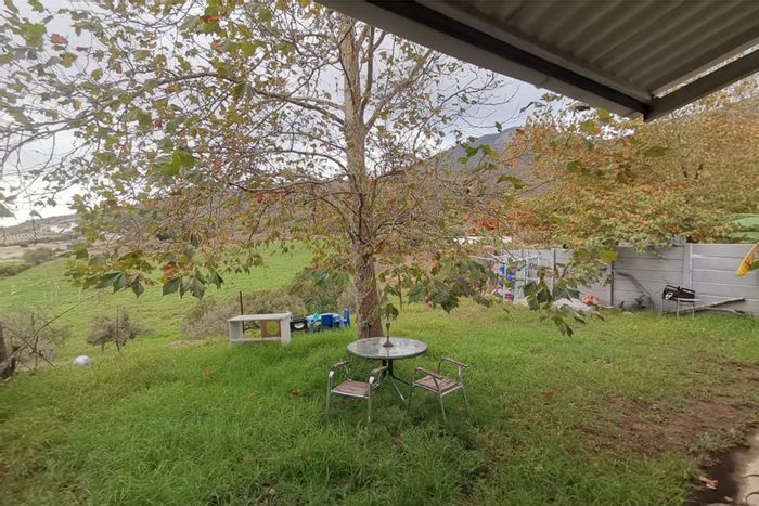 2-Bedroom House To Rent in Paarl North with private garden and secure parking.