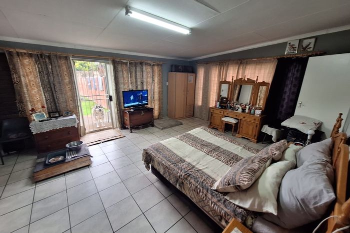 Selection Park House For Sale: Spacious home with flatlet, braai area, and ample storage.