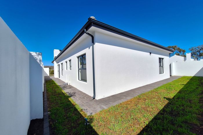 For Sale: 3-Bedroom House in Shelley Point with Golf Course Access and Amenities.