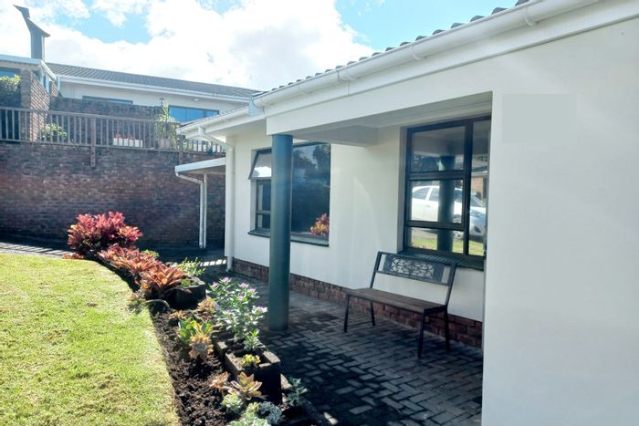 Gonubie Townhouse For Sale: 2 beds, 2 baths, gated complex, close to amenities.