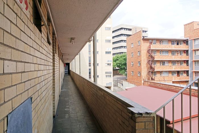 For Sale: 2.5 Bedroom Apartment in Sunnyside with security, parking, and convenience.