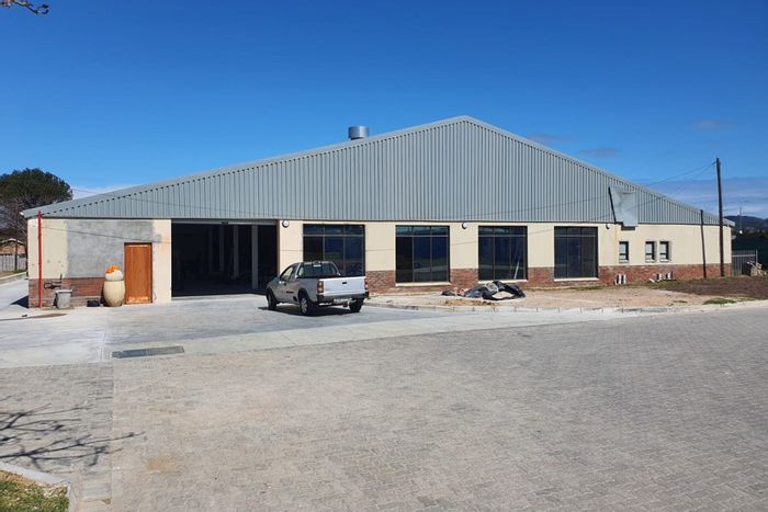 Industrial property in Fairview To Rent: High visibility, spacious layout, ample parking.