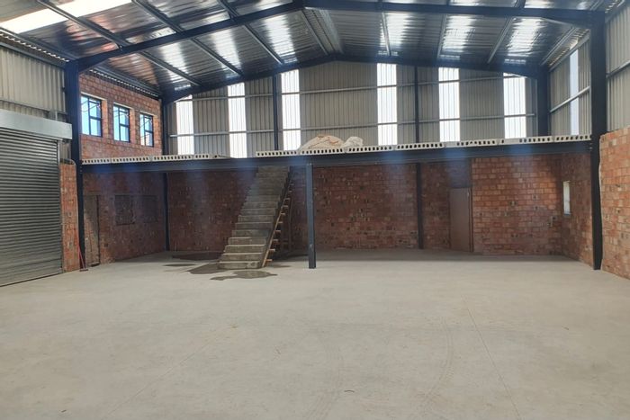 Industrial warehouse in Newton Park to rent, featuring high ceilings and flexible office space.