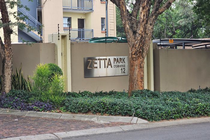 Geelhoutpark Apartment For Sale: 1 Bed, 1 Bath, Parking, Close to Amenities.