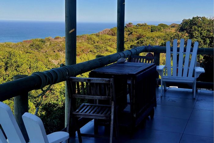 Fynbosstrand House For Sale: Off-grid retreat with ocean views and eco-friendly amenities.