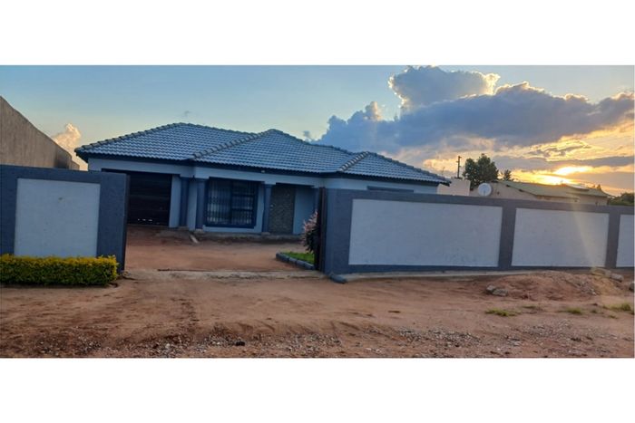 For Sale: House in Polokwane Ext 71, 3 beds, 3 baths, solar geysers.
