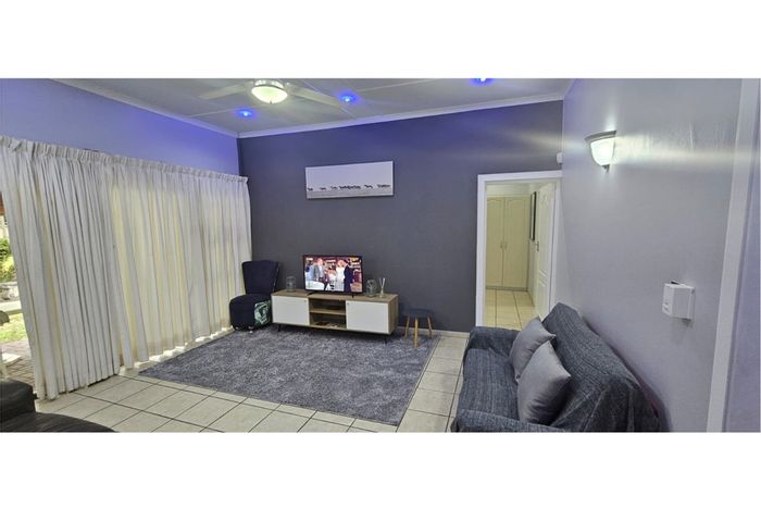 2-Bedroom Apartment To Rent in Meer En See with air-conditioning and secure parking.