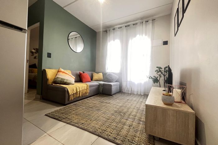 Scottsdene Apartment For Sale: 2-bed, secure complex, near transport and schools.