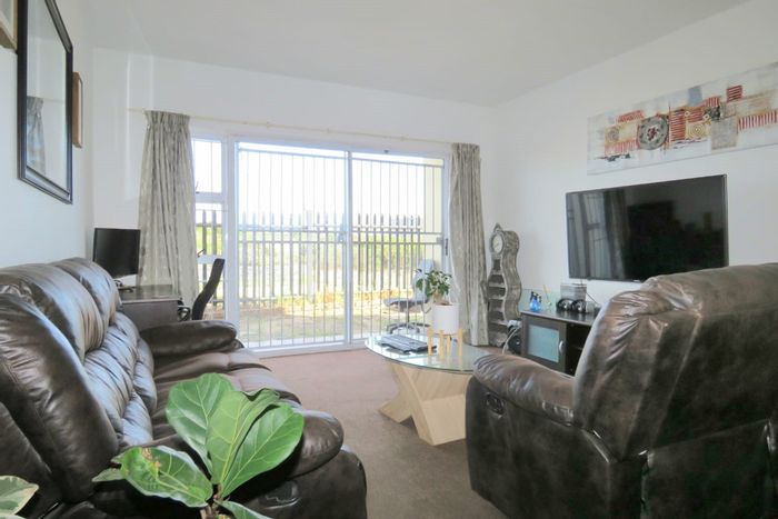 Pet-friendly 2-bedroom apartment in Parklands, secure complex, ground floor access. To Rent.
