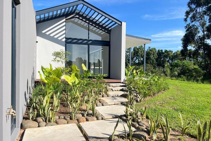 House for Sale in Sheffield Beach: 3 beds, eco-friendly, clubhouse, beach access.