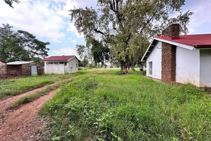 Glen Lauriston Farm For Sale: 1 hectare, 3 beds, 2 baths, ample parking.