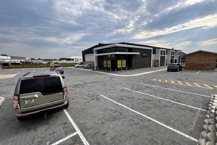 Industrial Space To Rent in Fairview: Warehouse, Showroom, Offices, and Secure Yard.