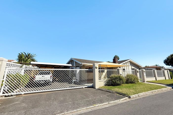 For Sale: 4-bedroom house in Monte Vista with pool, ample parking, and prime location.
