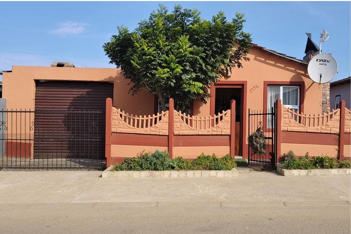 Pacaltsdorp House For Sale: 3 bedrooms, open-plan living, large carport, close to amenities.