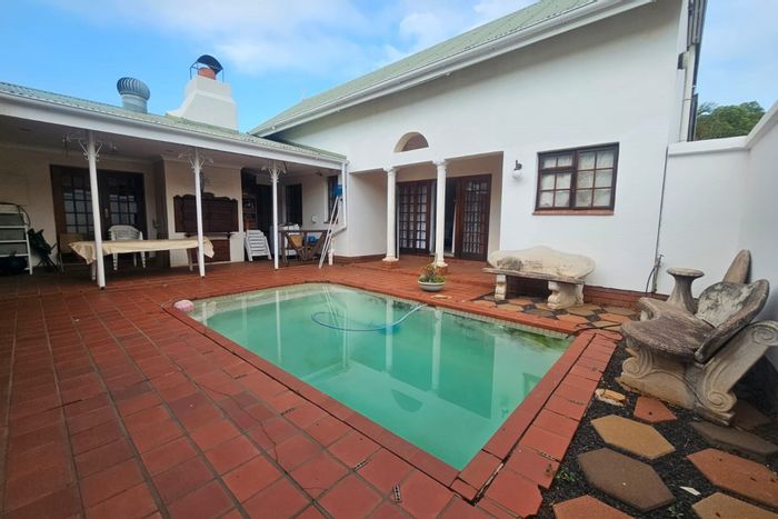 Spacious 5-bedroom house in Ninapark with pool, garden, and ample parking. For Sale.