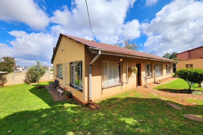 For Sale: Spacious 4-Bedroom House in Clubview with Pool, Garden, and Parking.