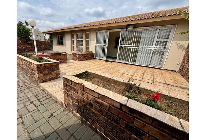 Vaalpark Townhouse For Sale: 2 beds, garden, study, pet-friendly, close to amenities.