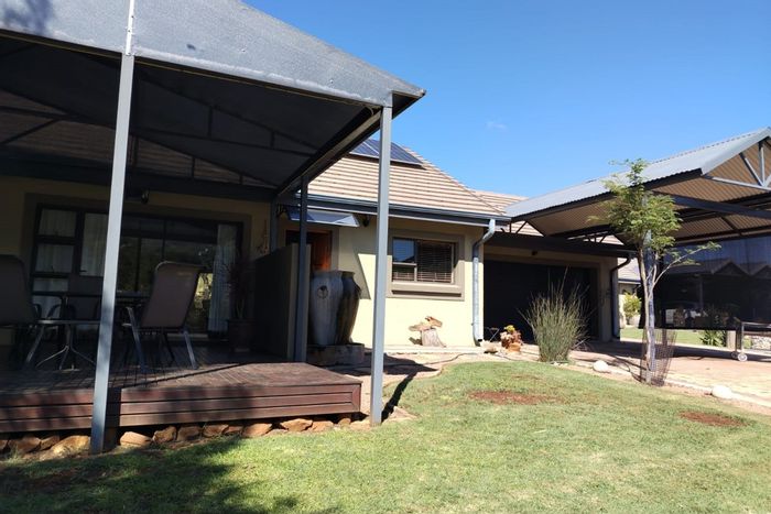 Rietfontein House For Sale: 3 beds, solar power, community amenities, scenic views.