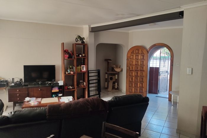 Rouxville House To Rent: 3 Bedrooms, spacious garden, fitted kitchen, pet-friendly.