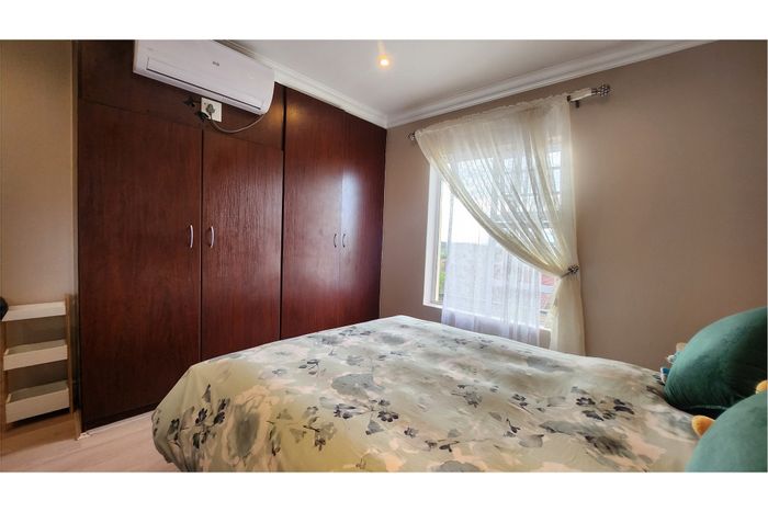 Townhouse in Lorraine To Rent: 3 bedrooms, 2 bathrooms, short-term lease available.
