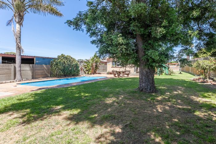 Windsor Park House For Sale: 5 bedrooms, pool, spacious garden, early occupation available.