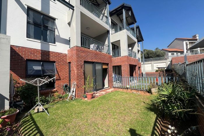 North Riding Townhouse To Rent: 2 beds, pet-friendly, pool, gym, garden.