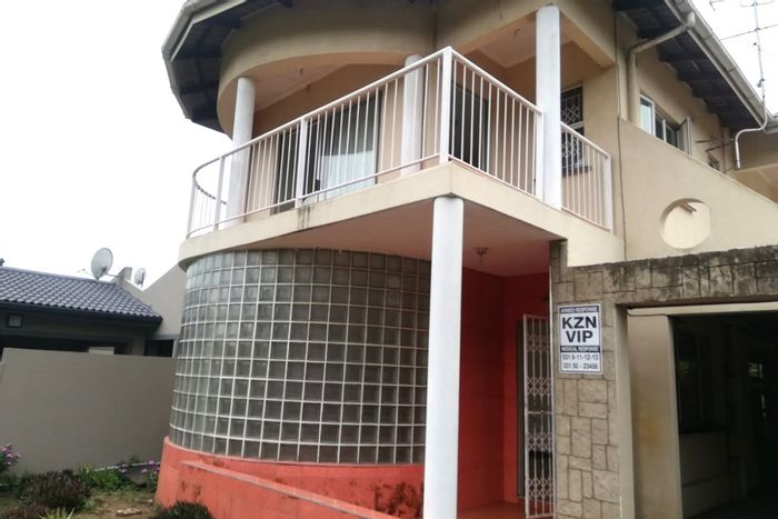 3 Bed, 3 Bath Townhouse To Rent in Forest Haven with covered parking.
