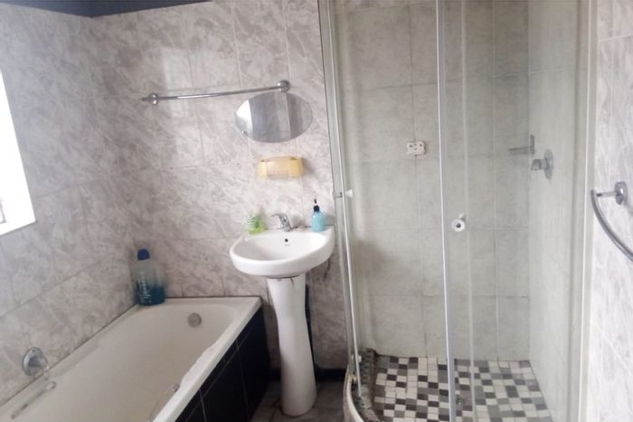 For Sale: 3-Bedroom Apartment in West Park with 2 Parking Spaces, 98 m².