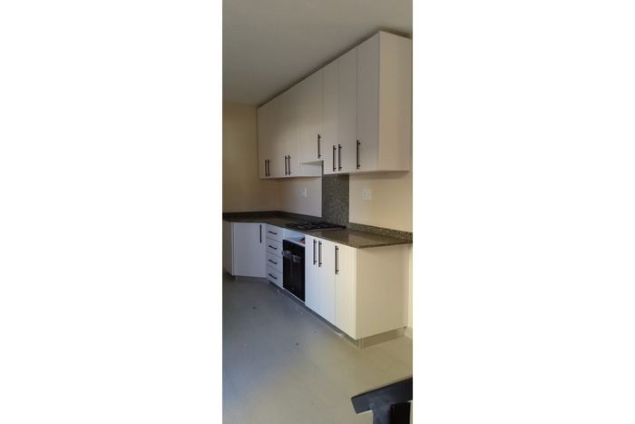 3-bedroom townhouse in Redfern with 4 parking spaces and close to amenities. To Rent.