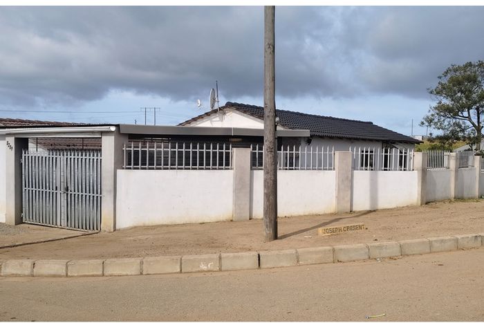 Pacaltsdorp House For Sale: Open-plan living, two bedrooms, bonus room, secure garden.