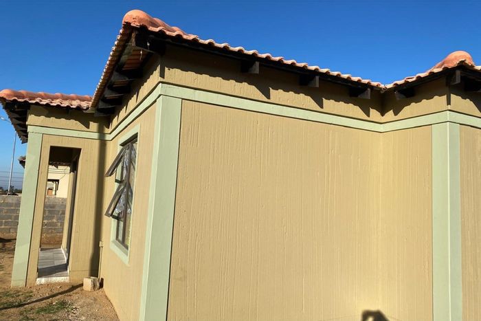 For Sale: House in Vanderbijlpark CE with 3 bedrooms, 2 bathrooms, and parking.