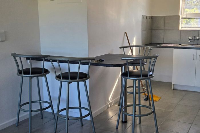 Lansdowne Apartment To Rent: 2 Bedrooms, balcony, parking, near schools and transport.