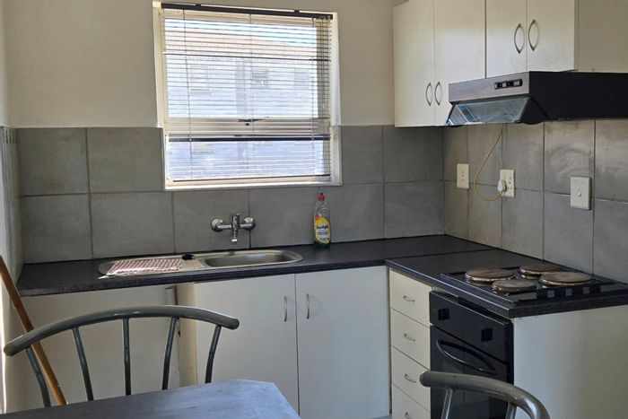 Lansdowne Apartment To Rent: 2 Bedrooms, balcony, parking, near schools and transport.