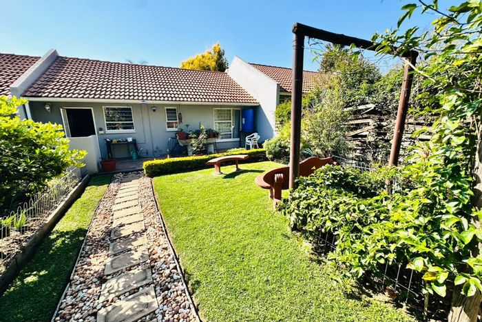 North Riding Townhouse For Sale: 2 beds, pool, gardens, secure complex.