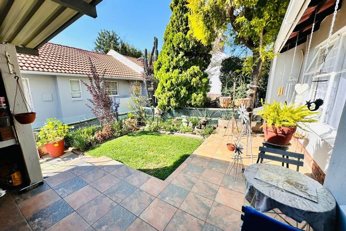 North Riding Townhouse For Sale: 2 beds, pool, gardens, secure complex.