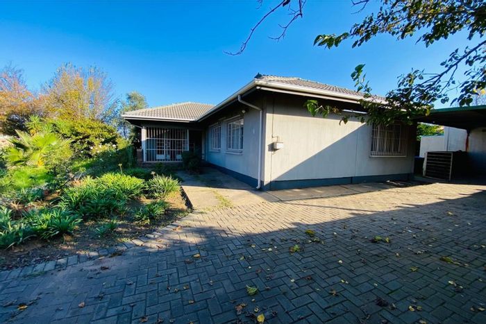 Vanderbijlpark Se House For Sale: 3 Bedrooms, 2 Bathrooms, Garage, Close to Amenities.