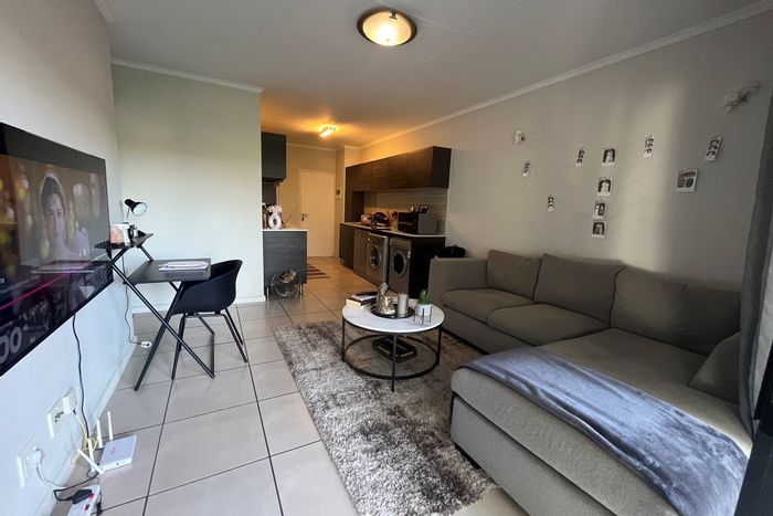 Olivedale Apartment For Sale: 1 Bed, gym, pool, cinema, secure estate living.