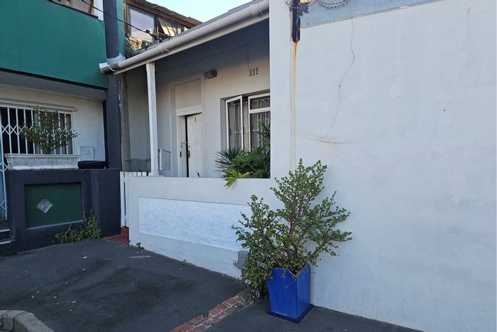 Versatile Woodstock townhouse for sale: 6 bedrooms, flatlet, rental income potential.