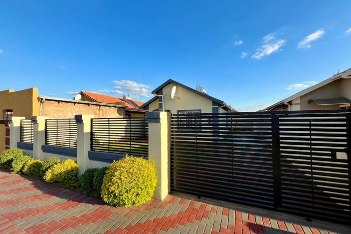 Buhle Park House For Sale: 2 Bedrooms, 1 Bathroom, 4 Parking Spaces.