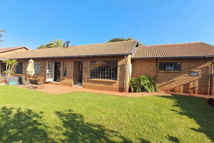 Wierda Park House For Sale: 3-4 Bedrooms, pool, study, double garage, inverter.