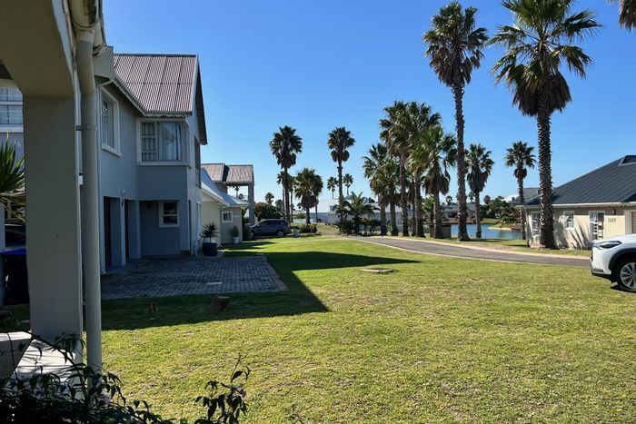 For Sale: House in Marina Martinique with 4 bedrooms, security, and outdoor spaces.