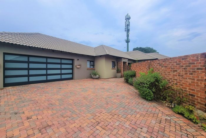 For Sale: House in Steiltes with pool, garden, and secure estate amenities.