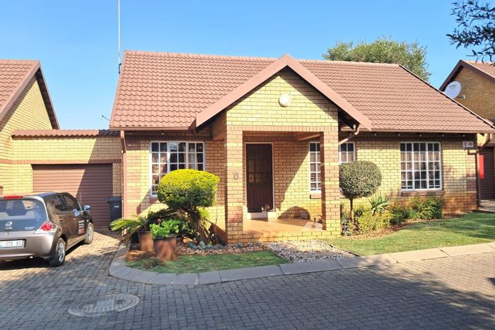 For Sale: Townhouse in Clubview, 2 beds, private courtyard, pet-friendly, garage.