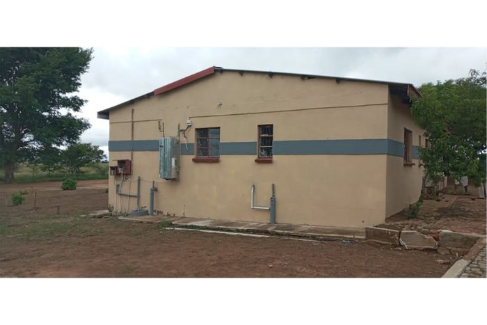 House for Sale in Leeukuil AH: 3 bedrooms, double garage, large plot, boreholes.