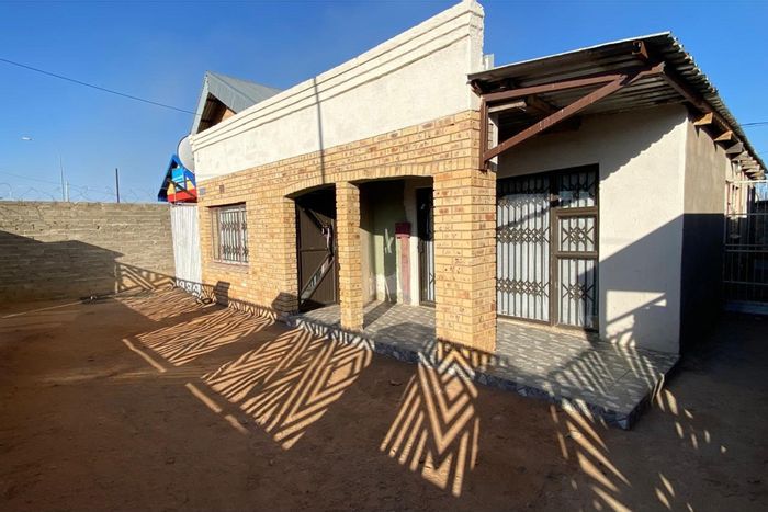 3-Bedroom House For Sale in Vergenoeg with spacious eat-in kitchen and renovation potential.