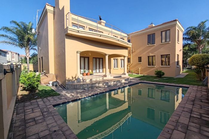 7-bedroom house in Savannah Hills Estate with pool, garage, and pet-friendly. To Rent.
