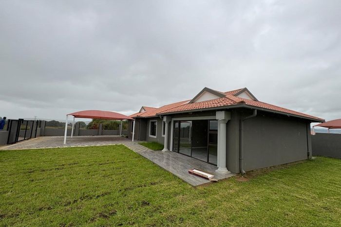 For Sale: Townhouse in Sunnyridge with 4 bedrooms, double carport, and solar geyser.