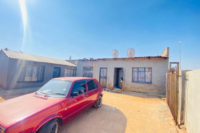 For Sale: House in Tembisa Central with rental income and multiple outside rooms.