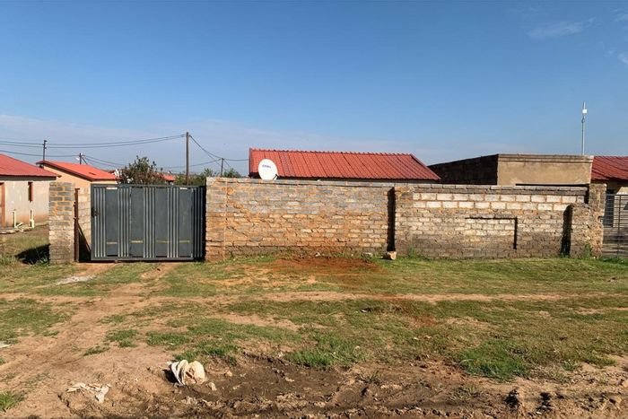 For Sale: 2-bedroom house in Kanana Park, gated, with rental potential.