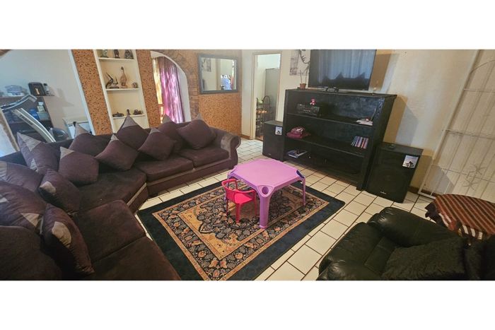 5-Bedroom House To Rent in Casseldale with spacious yard and double carports.